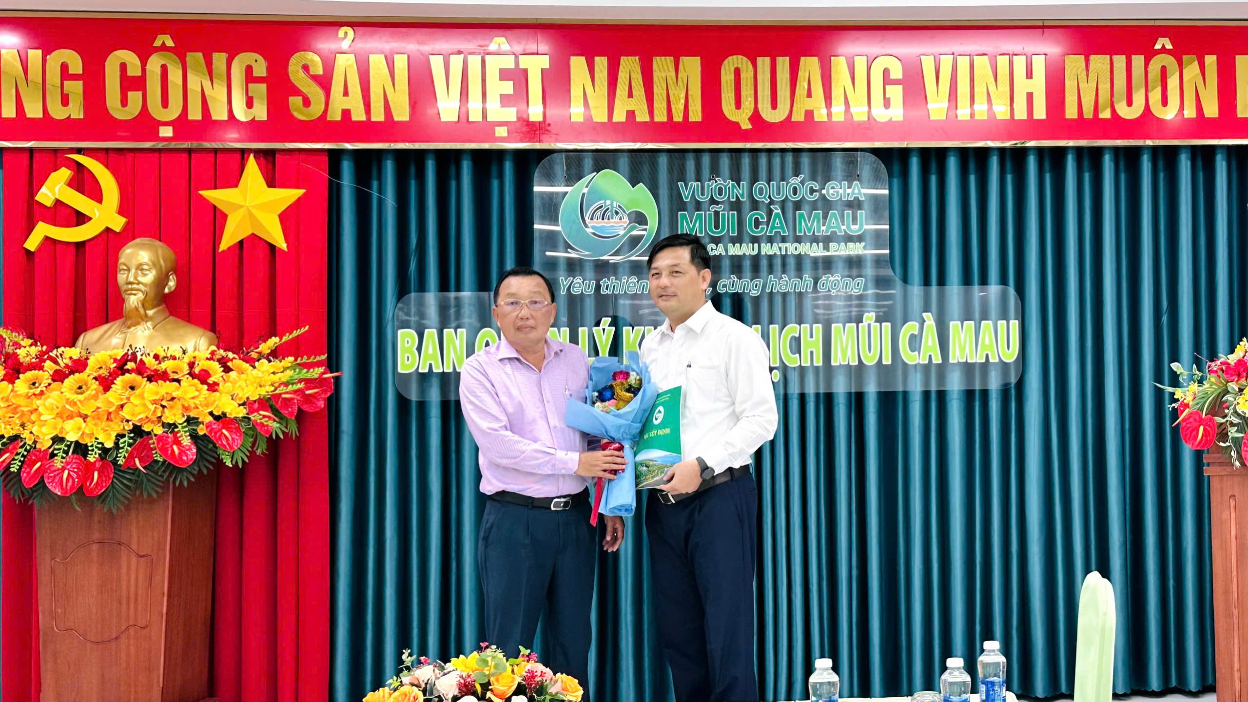Bí thư Đảng ủy, Giám đốc Vườn Quốc gia Mũi Cà Mau trao quyết định và hoa chúc mừng đồng chí Nguyễn Văn Sự